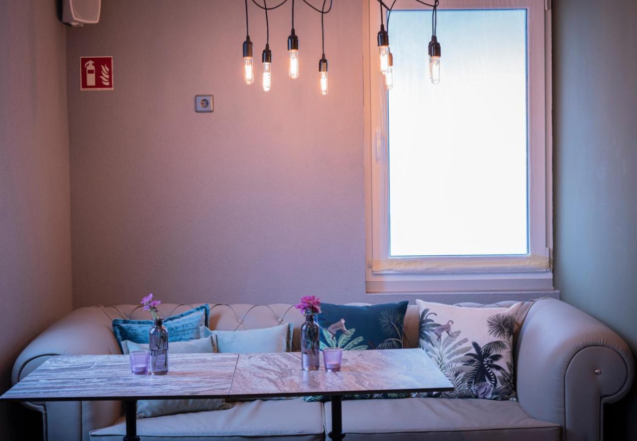 Village Bistro & Bar Fremdenzimmer Dettingen an der Erms ภายนอก รูปภาพ